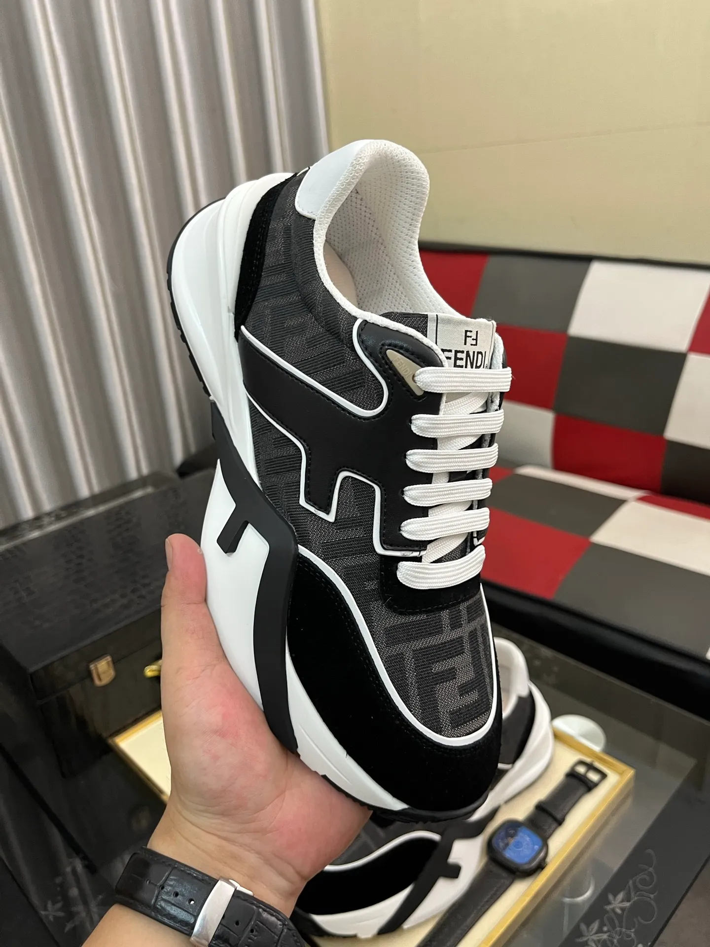 Men's men's shoes 💰560⌚️⌚️FENDI.•FENDI unique modern style sneakers. Counter purchasing🏃casual shoes😍😍 Original breathable fly-knit mesh imported from Italy (refuses to discolor and abrade feet) soles: Original soles specially provided by the original factory, super cool😍 French lazy style design ⚠️ Original quality, super comfortable and wear-resistant original soles. Code number: 38-442️⃣Colors available